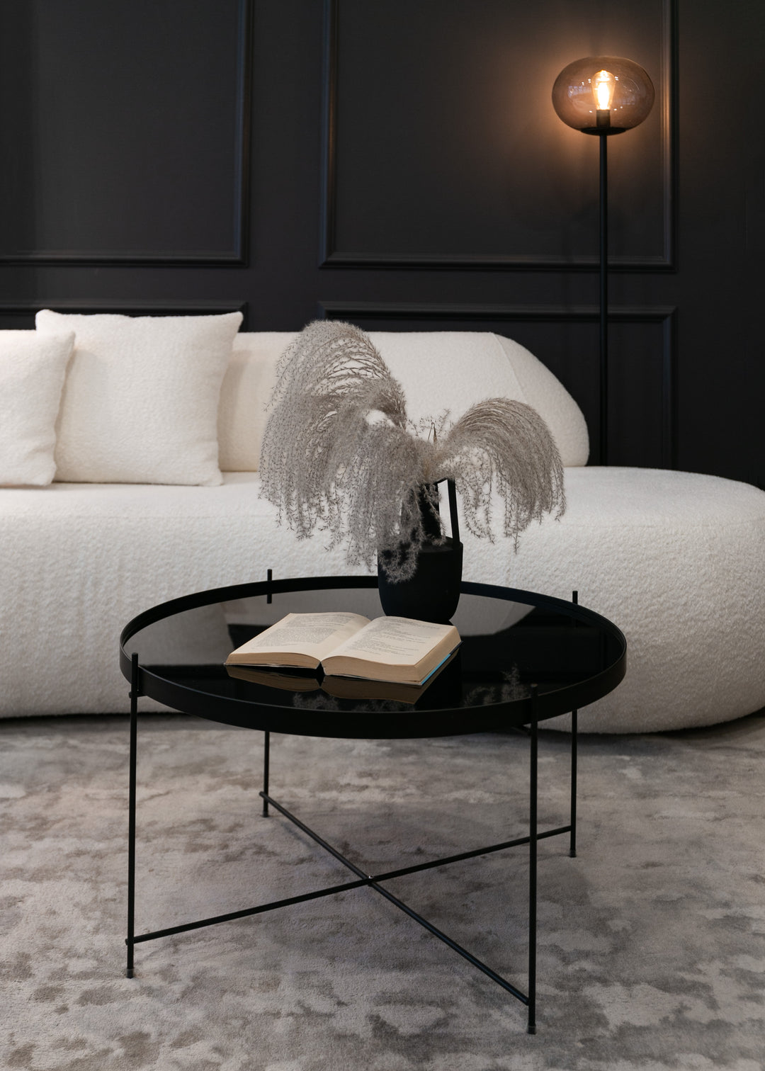 Bela sofa